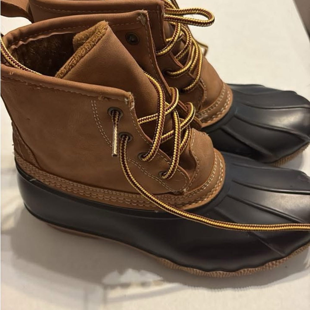 Women's Classic Tan and Black Winter Boots